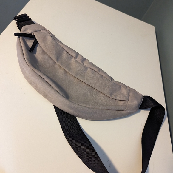 Everlane The Renew Transit Fanny Pack Warm Quartz - Picture 2 of 5